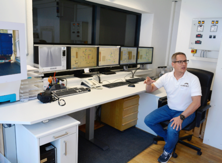 David Villiger im Kommandoraum, vor den Steuerungs-PC's.